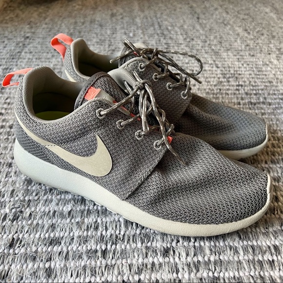 Nike Roche Run sneakers in Gray & pink - Picture 2 of 10